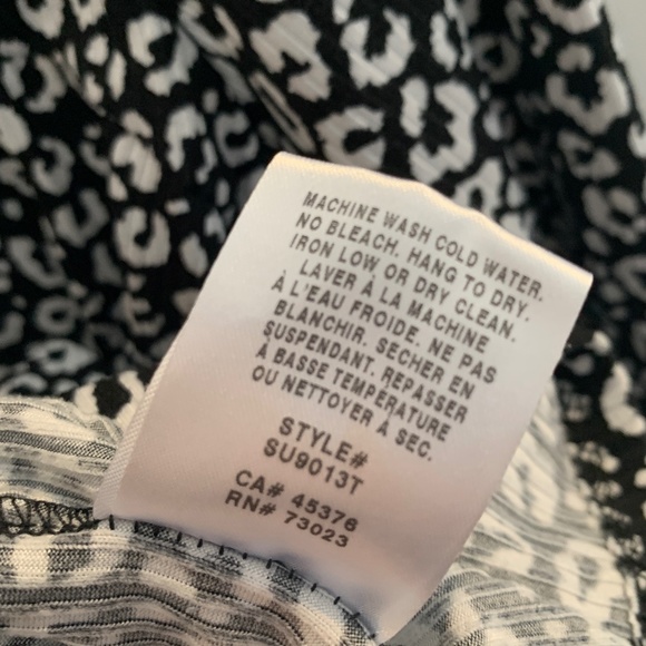 Suzy Shier mock neck top w/ asymmetrical cut out at neckline black & white print - Picture 8 of 12